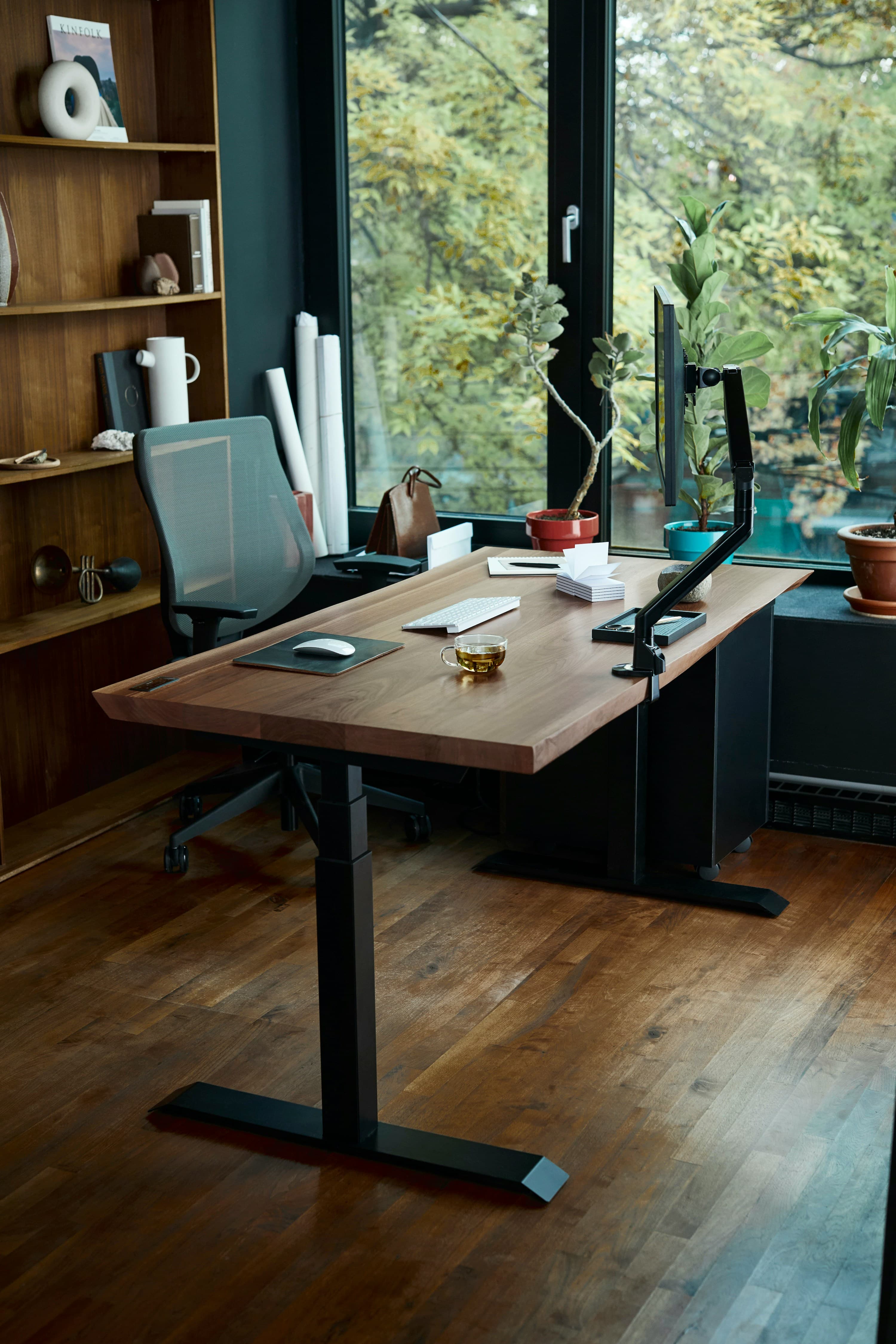 Ergonomischer Homeoffice-Stehschreibtisch mit Holzplatte und Monitorarm — so richten Sie Ihren Arbeitsplatz richtig ein
